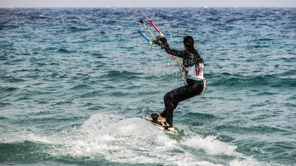 Natação, Mergulho, Surf, Vela, Caiaque, Canoagem, Benefícios físicos, Benefícios mentais, Tipos de esportes aquáticos, Equipamento necessário, Locais populares, Segurança, Eventos, Impacto ambiental, Acessibilidade.